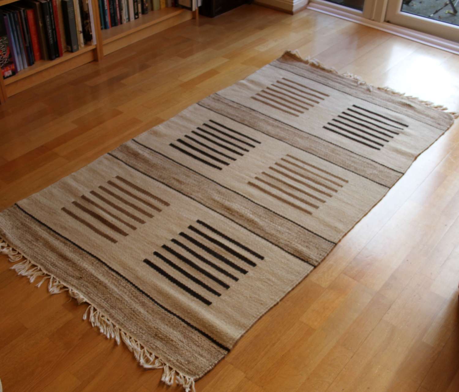 Swedish beige patterned Röllakan flat weave woollen rug 1970s