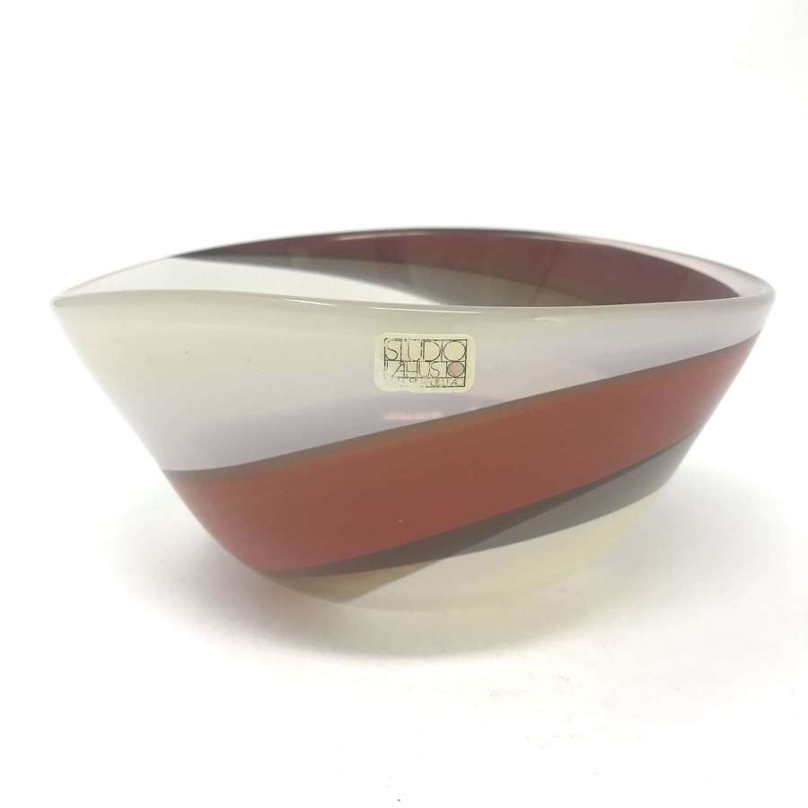 Hanne Dreutler Studio Ahus "Tabac" bowl in white red and brown 1981